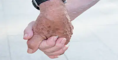 هل هما أكبر عروسين في العالم؟.. علاقتهما بدأت في 2015!