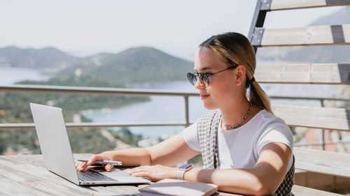 الأدوات التي تحتاجها للعمل عن بعد بكفاءة وراحة