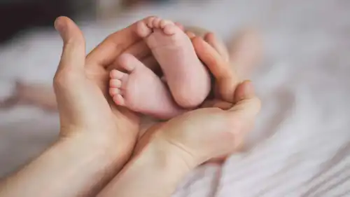 أم تكتشف حملها فجأة وتلد في مكان العمل