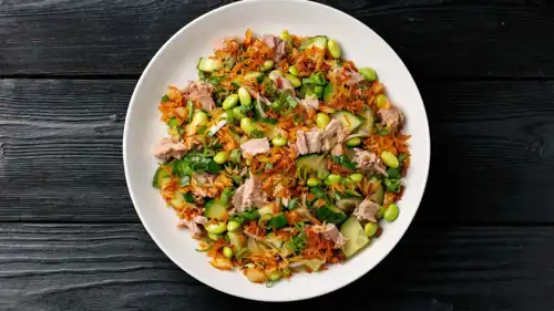 وجبة صحية ومغذية.. سلطة الأرز المقرمش مع تونة وأفوكادو