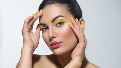 عودة المكياج المرح بخمس إطلالات عصرية