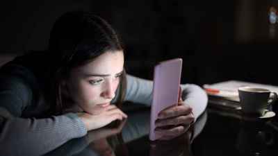 المقارنة السامة.. كيف نكسر حلقة الشعور بالنقص في زمن السوشيال ميديا؟