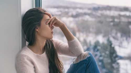 القلق عند النساء وأعراضه الجسدية المؤلمة