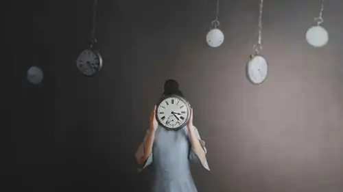 الحلم بغرفة مليئة بالساعات.. الضغط ونفاد الوقت