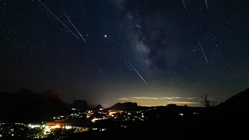 موعد زخة شهب القيثارة 2026 وأماكن ظهورها وكيفية مشاهدتها