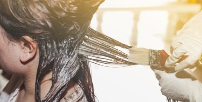 عندما تتعرفينَ على الفرق بين الصبغة والحناء.. أيهما تختارين؟