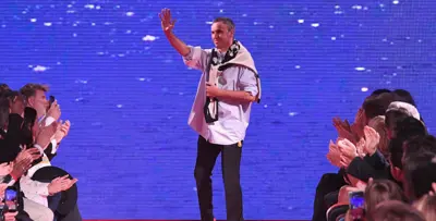 المصمّم راف سايمونز يغادرُ علامة كالفن كلاين بشكلٍ مُفاجئ!