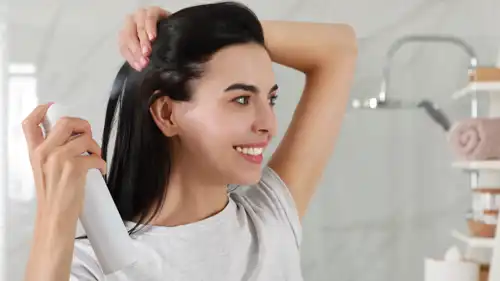 أفضل بخاخات التصفيف لشعر متألق وممتلئ