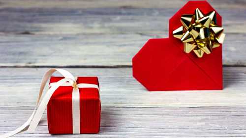 أساليب تقديم هدايا فاخرة في عيد الحب