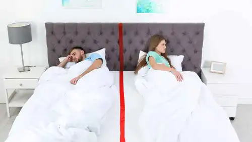 غرف نوم منفصلة للزوجين.. حل ذكي أم بداية للانفصال؟