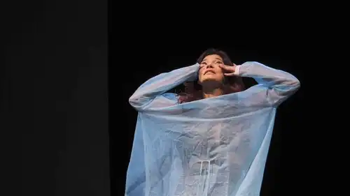 ندى أبو فرحات تعود إلى المسرح في "دنيا"