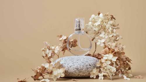 5 عطور لخريف 2025 تمنحك الدفء والأناقة