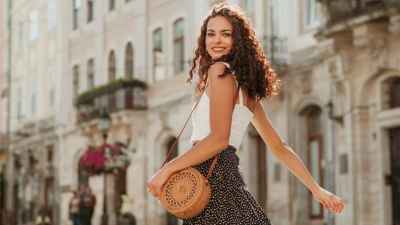 5 إكسسوارات على الموضة لإطلالة عصرية هذا الصيف