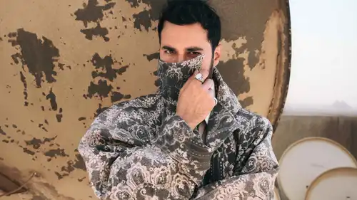 أحمد حاتم يخطف الأنظار بجلسة تصوير فوق أسطح القاهرة