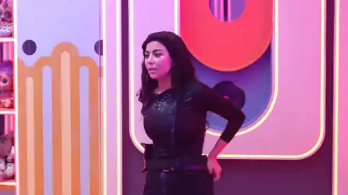 كارولين عزمي