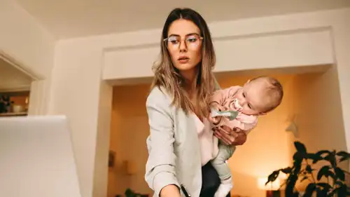 أمومة
