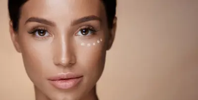 خبيرة تجميل المشاهير تكشفُ طريقة استخدام "الكونسيلر" لإخفاء علامات تقدّم السّنّ!