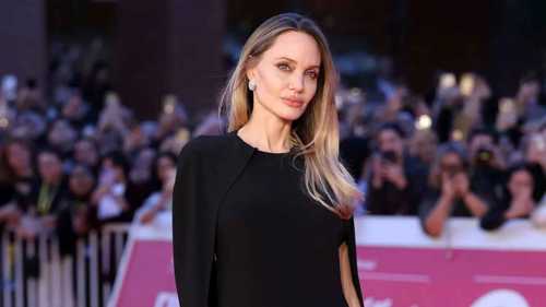 أنجلينا جولي تكشف عن وشومها في عرض فيلمها Couture.. ماذا تعني الرسومات؟