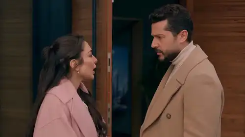 مشهد يجمع لين وأوس في مسلسل حب ع ورق الحلقة 32 مع تصاعد الأحداث العاطفية.