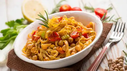 معكرونة تالياتيلي مع الحمص والطماطم.. طبق مشبع وخفيف