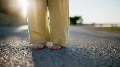 الحلم بالمشي حافي القدمين في مكان عام.. حرية أم عقبات؟