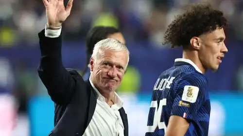 مدرب منتخب فرنسا يغادر كأس العالم لسبب مؤلم
