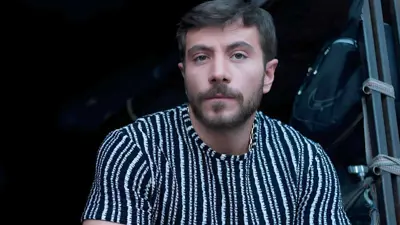 بكلمات مؤثرة.. الفنان رامي أحمر ينعى والده