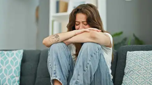 امرأة حزينة