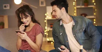 قد تبدو اهتمامًا.. تلك الأمور تشير إلى اقتحام شريكك لخصوصيتك!
