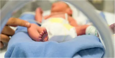 مولودة تصدم الطبيب ووالديها.. خرجت عاتبة لا باكية وصورتها تثير ضجة!