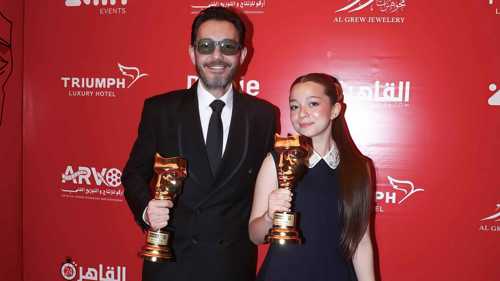 لحظات عائلية مميزه لأحمد زاهر خلال تكريمه في Trend Awards