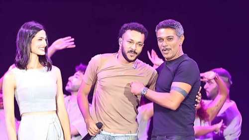 ويجز يجمع آسر ياسين وتارا عماد على مسرح حفله بالعلمين