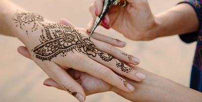 الحِنّاء.. نقوشٌ ورسوماتٌ تزيّن أجساد النساء في الوطن العربيّ