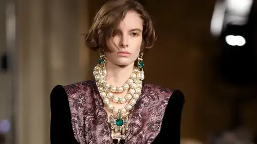 عرض Valentino في روما فخامة تاريخية وخيال إبداعي
