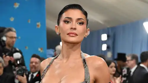 أطفال كايلي جينر يحرجونها أمام الكاميرا بلقاء طريف
