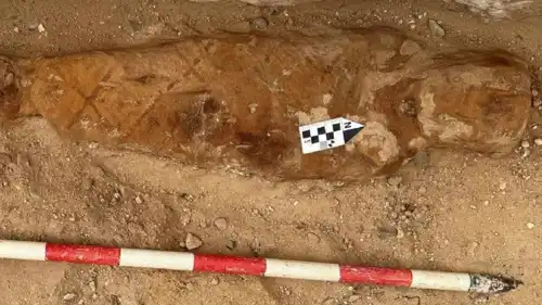من المقبرة