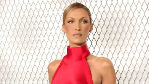 بيلا حديد أول سفيرة عالمية لمستحضرات Prada Beauty