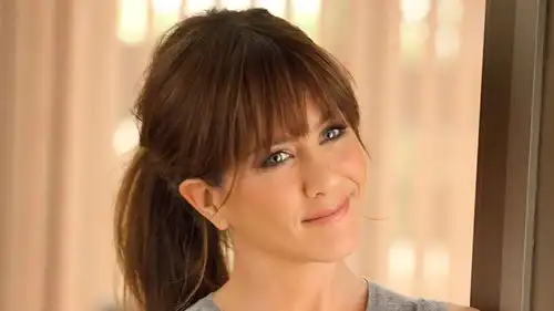 جينيفر أنيستون وبيتر دينكلاج يجتمعان في فيلم Naughty