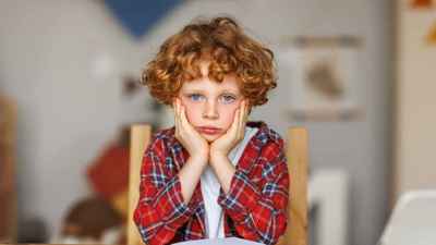 5 سلوكيات يعبر بها الأطفال عن القلق