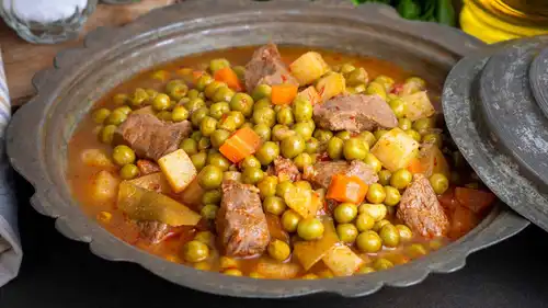 يخنة البازيلاء باللحم.. وصفة غنية بالنكهة وسهلة التحضير