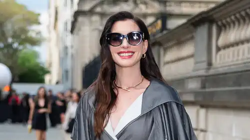 آن هاثاواي تستعرض حملها بالأحمر في نيويورك