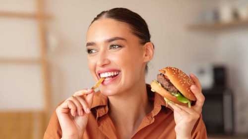 6 أطعمة تضر بصحة الدماغ
