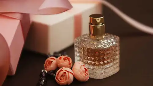 أفضل الطرق لاختيار هدية عطر فاخر يناسب جميع الأذواق