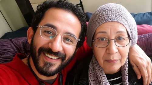 كيف ودع نجوم الفن والدة أحمد حلمي؟