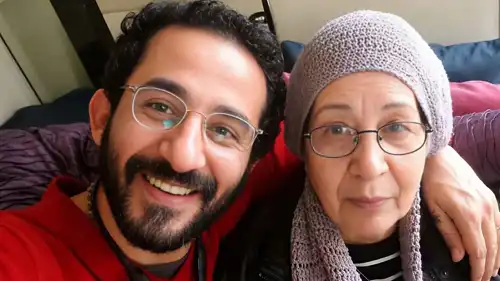 كيف ودع نجوم الفن والدة أحمد حلمي؟
