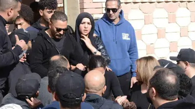 تامر حسني وأسرة الملحن محمد رحيم في جنازة الأخير