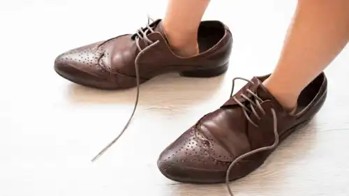 تفسير حلم ارتداء حذاء الأب بين تحمل المسؤولية والقيم