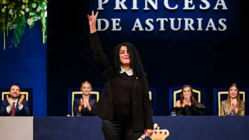 وفاة الفنانة والمخرجة الإيرانية مارجان ساترابي عن 56 عامًا
