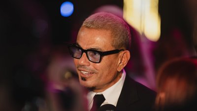 صورة الفنان عمرو دياب من افتتاح فيلم أولاد رزق 3 بالسعودية