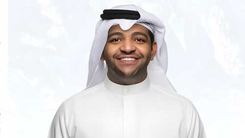 خالد المظفر يشارك صورة عائلية مع طفليه في أجواء مرحة